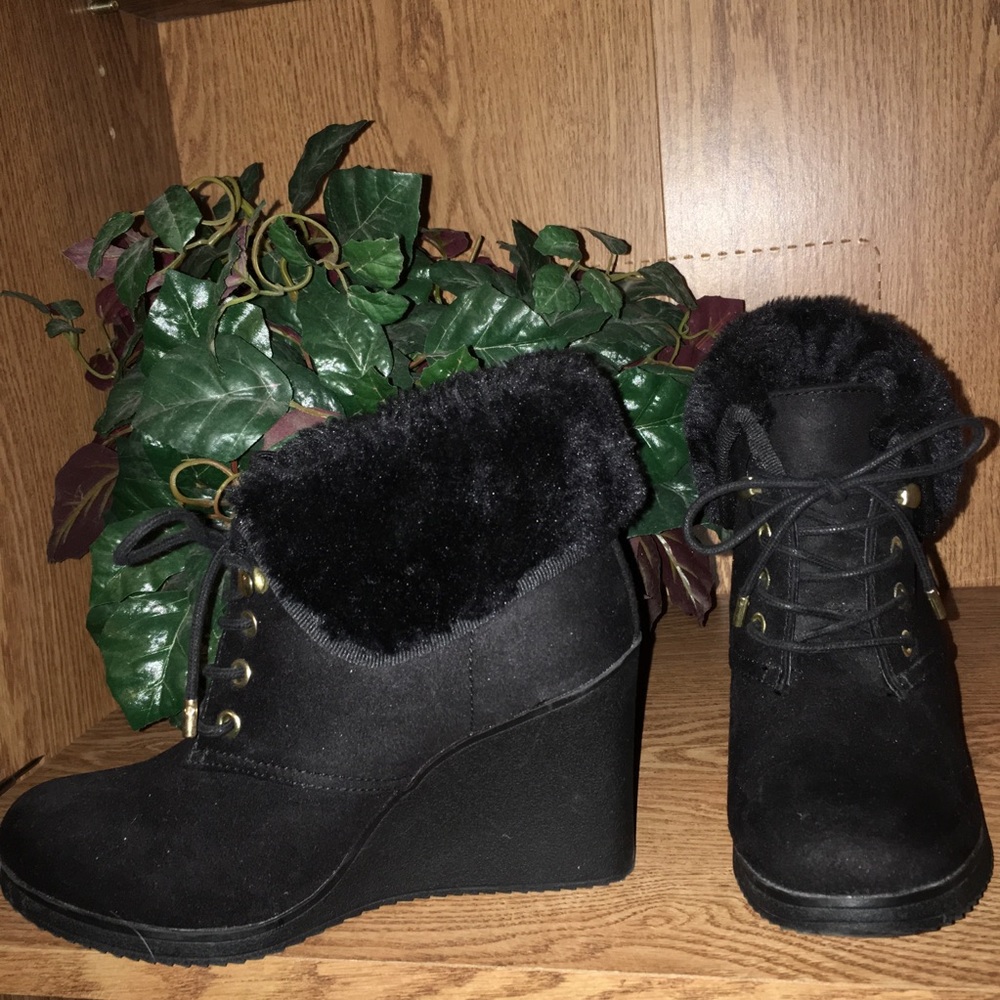 ‼️FINAL $‼️WHITE MOUNTAIN Suede Fur Top Wedge